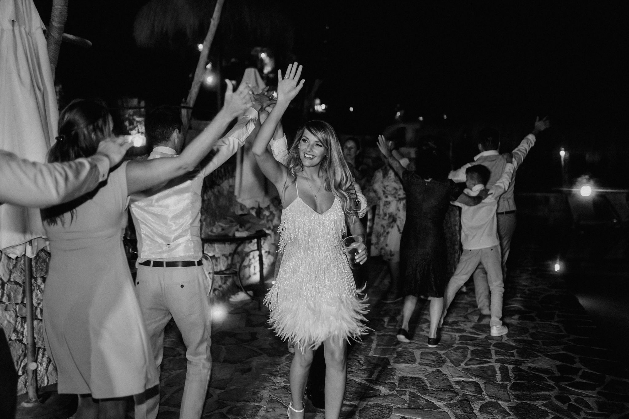 Hochzeitsreportage Mallorca Braut tanzt schwarz weiß