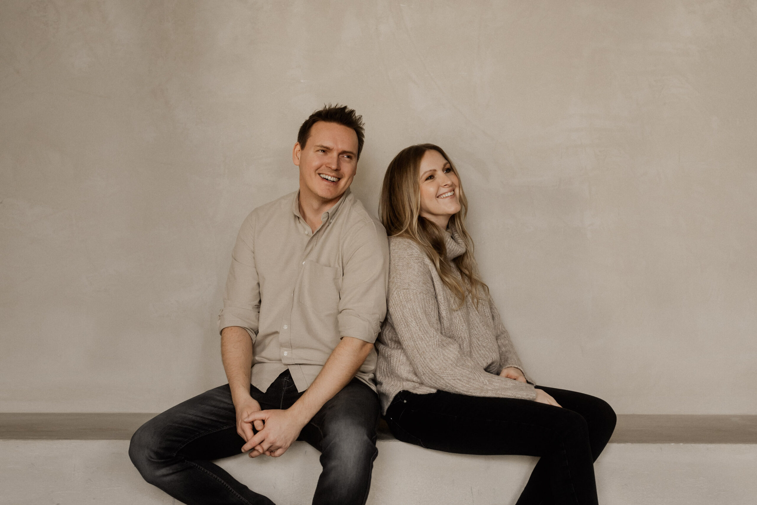 Hochzeitsfotografen Kathi und Chris Niederrhein sitzen und lachen